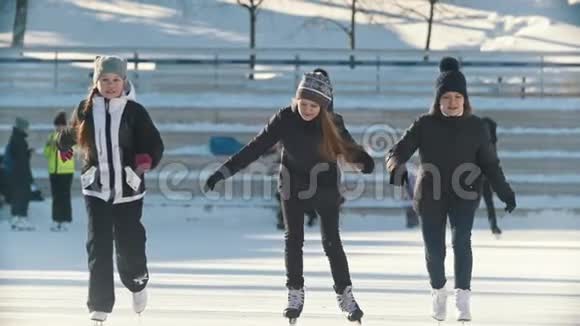 三名少女在溜冰场穿冬装的肖像视频的预览图