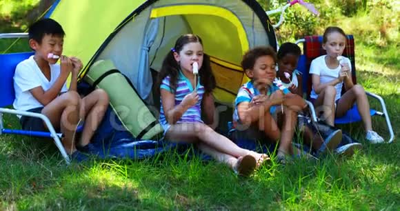 孩子们在帐篷外吃棉花糖视频的预览图