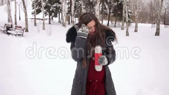 怀孕的女孩在冬天喝热茶视频的预览图