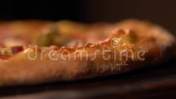 把一个比萨饼的酥脆的金黄皮子合上视频的预览图