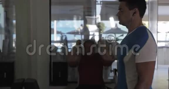 两个人在健身房锻炼视频的预览图