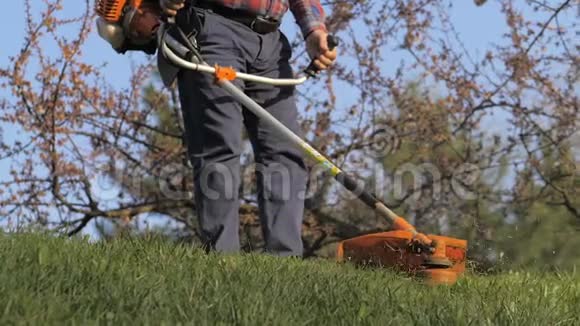 割草机日落时分工人在绿院割草视频的预览图