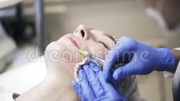 化妆师在女人的下巴上打针视频的预览图
