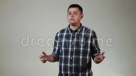 年轻的拉丁男孩祈祷视频的预览图