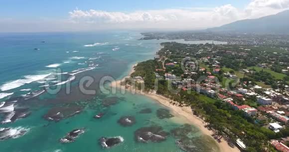 热带美丽的天堂岛屿上景空中无人机视频上海波和岩石绿松石水中弹视频的预览图