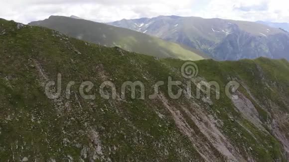 俯瞰法加拉斯山脉的山峰罗马尼亚视频的预览图