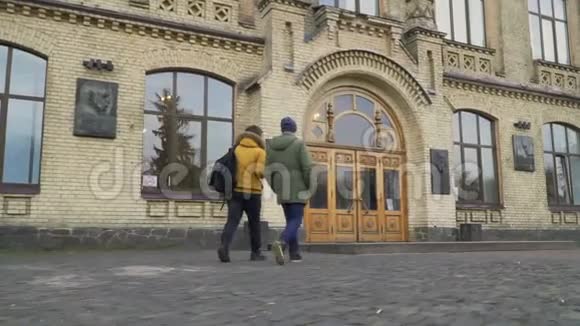 两个人去了大学的入口处视频的预览图