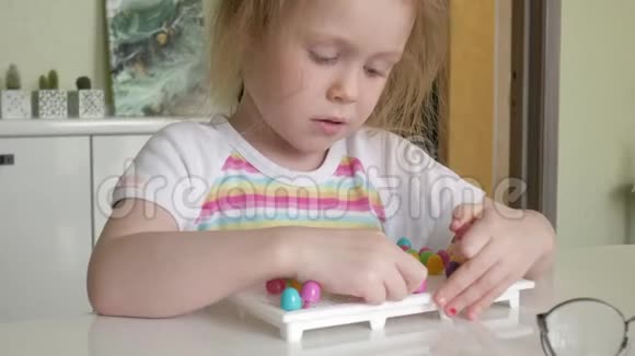 在桌子上玩马赛克的漂亮小女孩视频的预览图