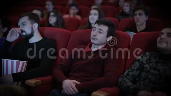 人在电影院里跌倒视频的预览图
