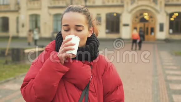 漂亮的女学生喝咖啡等人视频的预览图