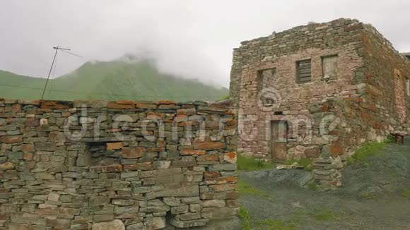旧山村的风貌及其建筑和砖石视频的预览图
