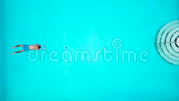 从顶部看一个人跳着潜入游泳池在水下游泳视频的预览图