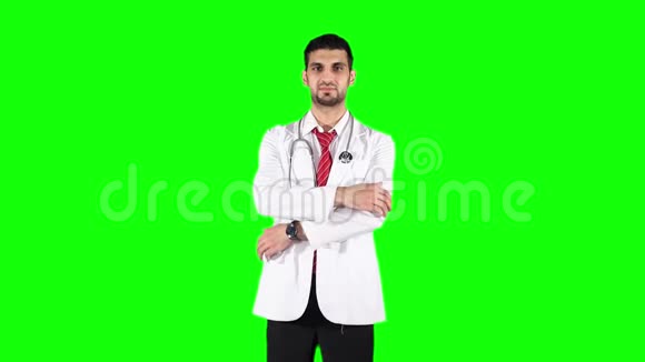 白种人医生显示OK标志视频的预览图