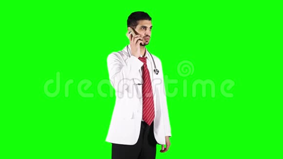 白人医生用手机说话视频的预览图