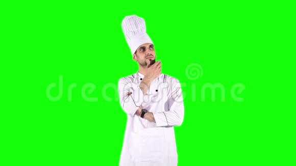 男厨师在工作室的思维理念视频的预览图