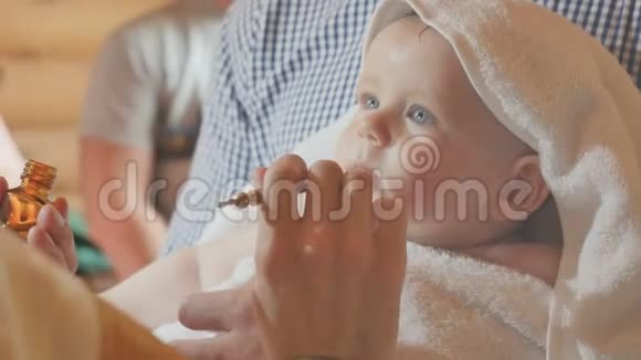 牧师在婴儿洗礼的过程中用油膏的仪式视频的预览图