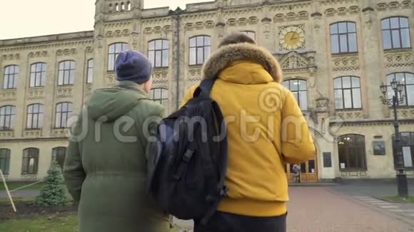 两个学生步行到大学视频的预览图