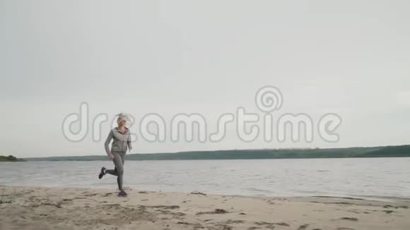 跑女孩在河岸上训练视频的预览图