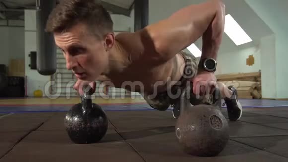 年轻的男性举重运动员在健身房锻炼时用力推尿视频的预览图