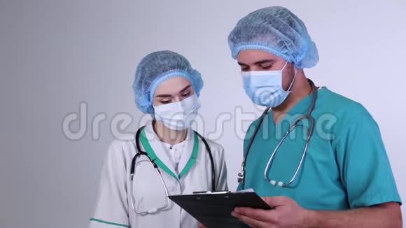 医生在剪贴板上展示了一些护士视频的预览图
