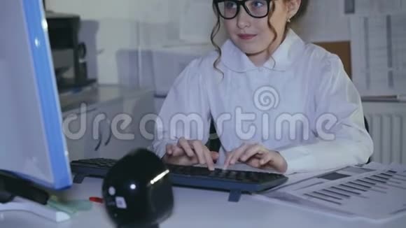 忙碌的微笑女孩在键盘上打字用图表视频的预览图