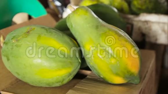 市场上的木瓜水果视频的预览图