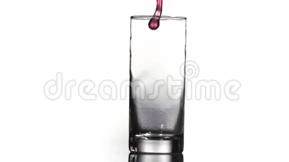 红汁以极慢的速度倒入玻璃杯中视频的预览图