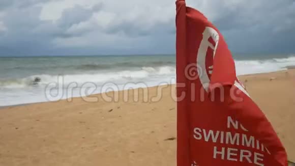 4K海滩上没有安全信息的游泳标志红旗警告这一地区的水是禁止的不是吗视频的预览图