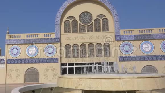 阿联酋沙迦市中央苏克市场入口对面的喷泉视频的预览图