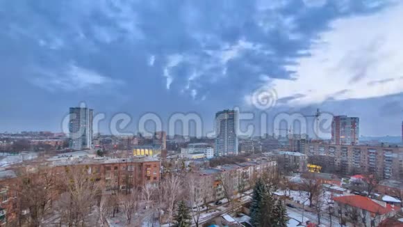 哈尔科夫市从白天到晚上都是冬季乌克兰视频的预览图