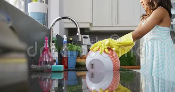 厨房里的女洗衣器具视频的预览图