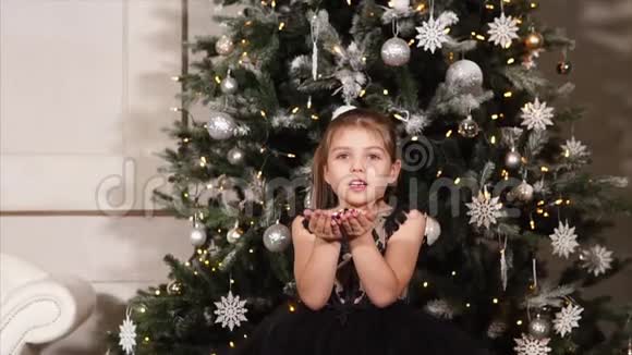 小女孩在圣诞节吹纸屑视频的预览图