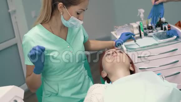 牙医办公室的年轻女子视频的预览图