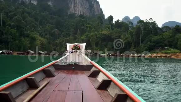 泰国高索国家公园周兰湖的木长尾鼻朝向竹筏屋视频的预览图
