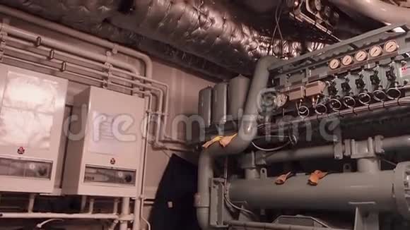 液压泵拖轮AHTS保持在水线以下视频的预览图