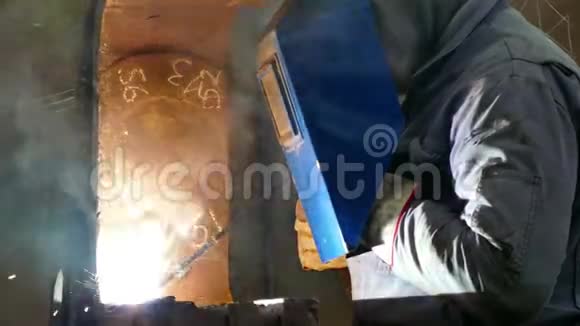 焊接工作的工人视频的预览图