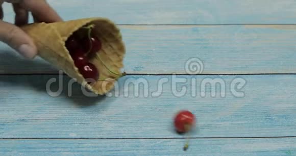 浆果冰淇淋蓝色木制背景的华夫饼中的樱桃浆果视频的预览图