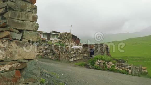 旧山村的风貌及其建筑和砖石视频的预览图