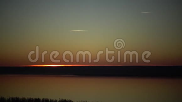 湖面日落天空中喷射视频的预览图