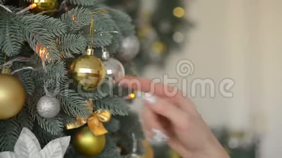 女人装饰圣诞树视频的预览图