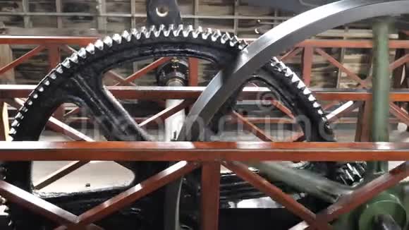 车轮转动由蒸汽机驱动视频的预览图