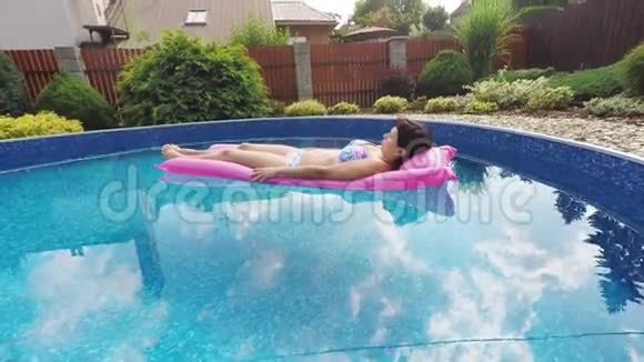 女人在一个小小的家庭游泳池里放松视频的预览图