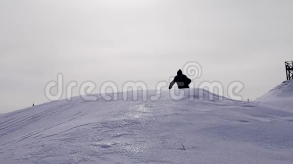 滑雪者在山地滑雪坡上跳跃的剪影视频的预览图