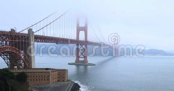雾天金门大桥观景4K视频的预览图