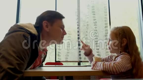 小女孩用冰淇淋喂她父亲视频的预览图