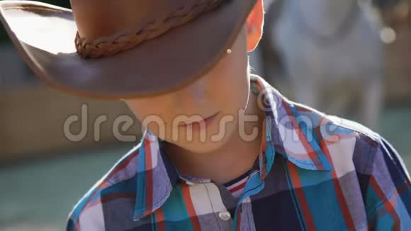 小英俊牛仔的肖像在镜头前看和摆4K视频的预览图