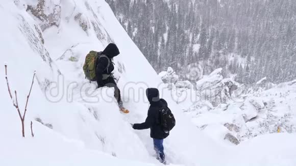 一群游客从白雪覆盖的山顶上下来视频的预览图