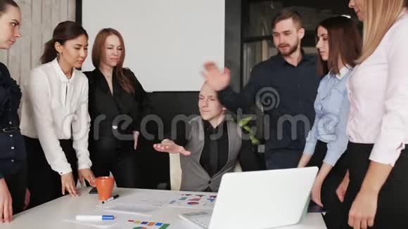 同事的双手合在一起业务团队工作理念视频的预览图