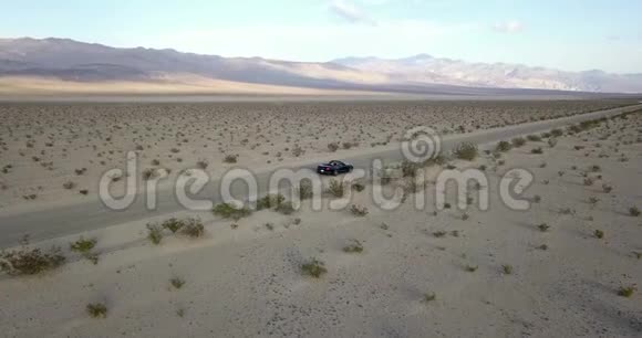 汽车在沙漠中行驶的鸟瞰图视频的预览图