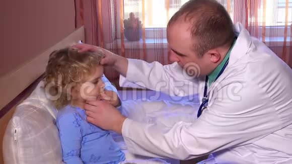 小男孩女孩健康检查儿科医生检查喉咙和头部视频的预览图